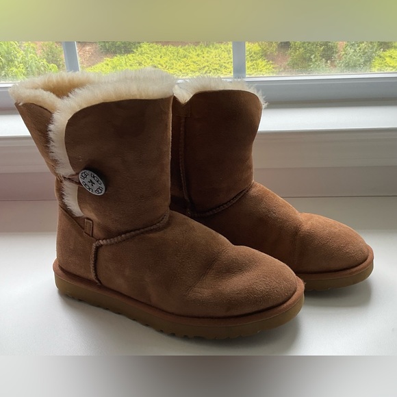 UGG Shoes - Beautiful UGG Bailey Button 5803 Suede Chestnut Women’s 9W Wood Button Closure